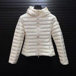 몽클레르 MONCLER 트렌디한 허리 라인 강조·슬림해 보이는 후드 여성 패딩 재킷